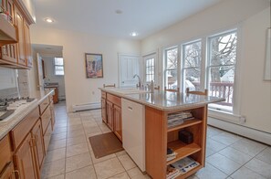 Fridge, microwave, oven, stovetop - Caroline Street Delight! (Saratoga Springs)
