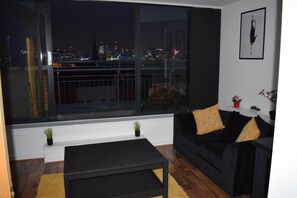 TV - Penthouse Sleeps 2 with Stunning Views (Birmingham)