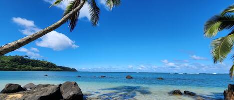 Beach nearby, sun loungers, beach towels