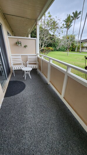 Terrace/patio - Fully Renovated 1BR/1BA condo w/AC. Short walk to beach & Coconut Marketplace! (Kapaʻa)