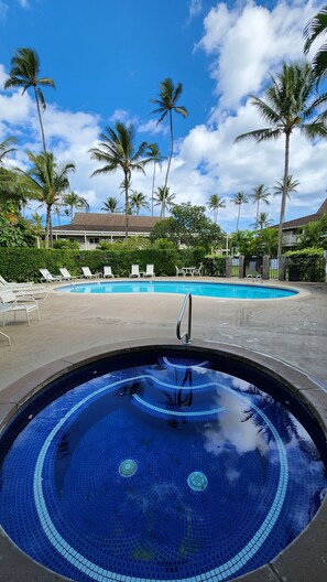 Outdoor pool - Fully Renovated 1BR/1BA condo w/AC. Short walk to beach & Coconut Marketplace! (Kapaʻa)