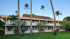 Exterior - Fully Renovated 1BR/1BA condo w/AC. Short walk to beach & Coconut Marketplace! (Kapaʻa)