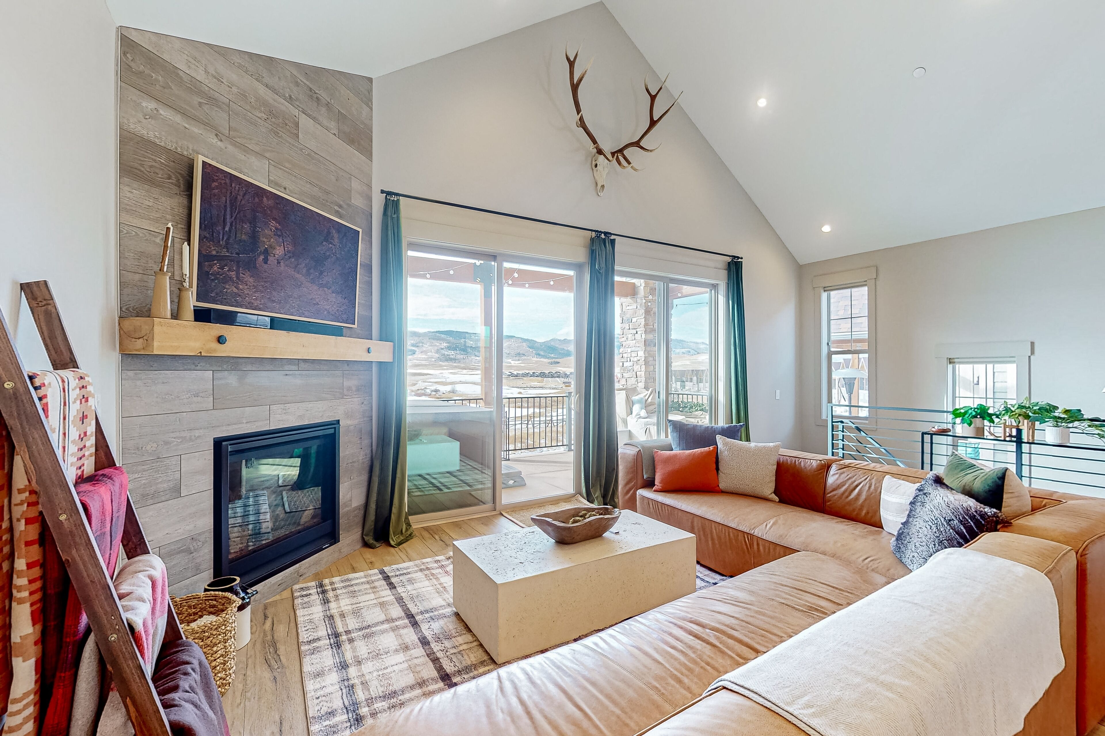 2-story mountain-view townhouse with private hot tub, fireplace, balcony, W/D