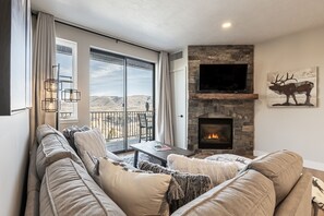 テレビ、暖炉、テーブルサッカー台、卓球台