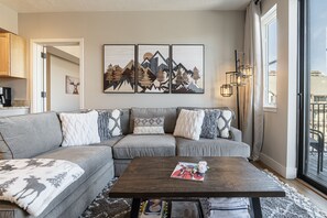 テレビ、暖炉、テーブルサッカー台、卓球台