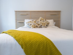 3 bedrooms, desk, iron/ironing board, travel crib