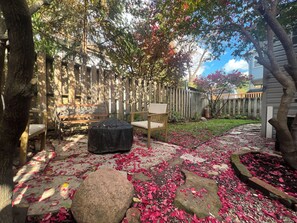 Property grounds - Cozy Cottage- Close to High Street and OSU campus and pet friendly! Sleeps 6! (Columbus)