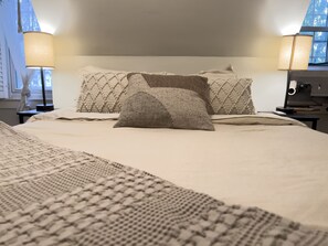 3 chambres, bureau, fer et planche à repasser, lit de bébé portatif