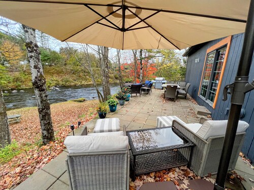 37PA Superbly appointed riverfront home in LIttleton! Skiing, hiking, firepit, wifi, dog friendly!