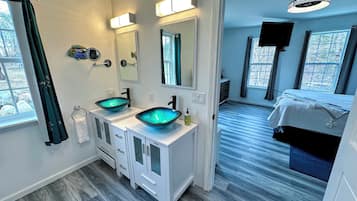 3 habitaciones, tabla de planchar con plancha, wifi y ropa de cama