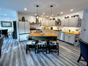 Refrigerador, microondas, horno, placa de cocina