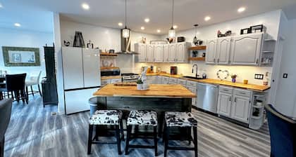 37PA Superbly appointed riverfront home in LIttleton! Skiing, hiking, firepit, wifi, dog friendly!