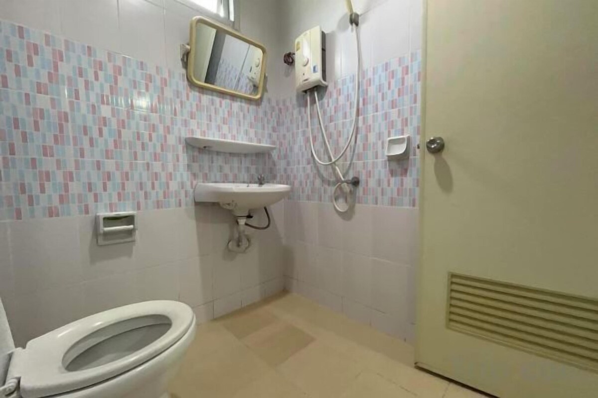 Salle de bain | Douche, serviettes fournies, savon, shampooing