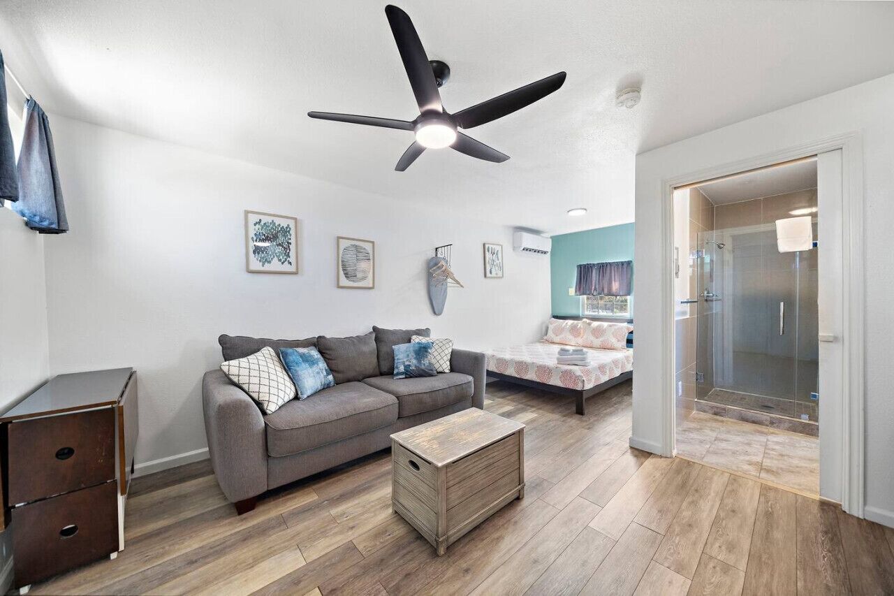 1 habitación, escritorio, tabla de planchar con plancha y cuna de viaje 