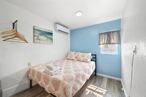 1 chambre, bureau, fer et planche à repasser, lit parapluie