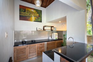 Frigobar, placa de cocina, licuadora, utensilios de cocina