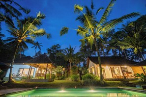 A resort with a swimming pool, palm trees, and a thatched-roof gazebo. - Green Sari Private Villa (Ubud)