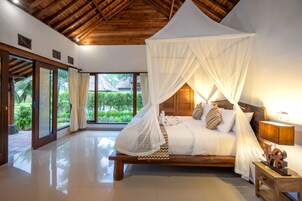 Villa exclusiva, piscina privada | Minibar, escritorio, espacio para trabajar con un portátil