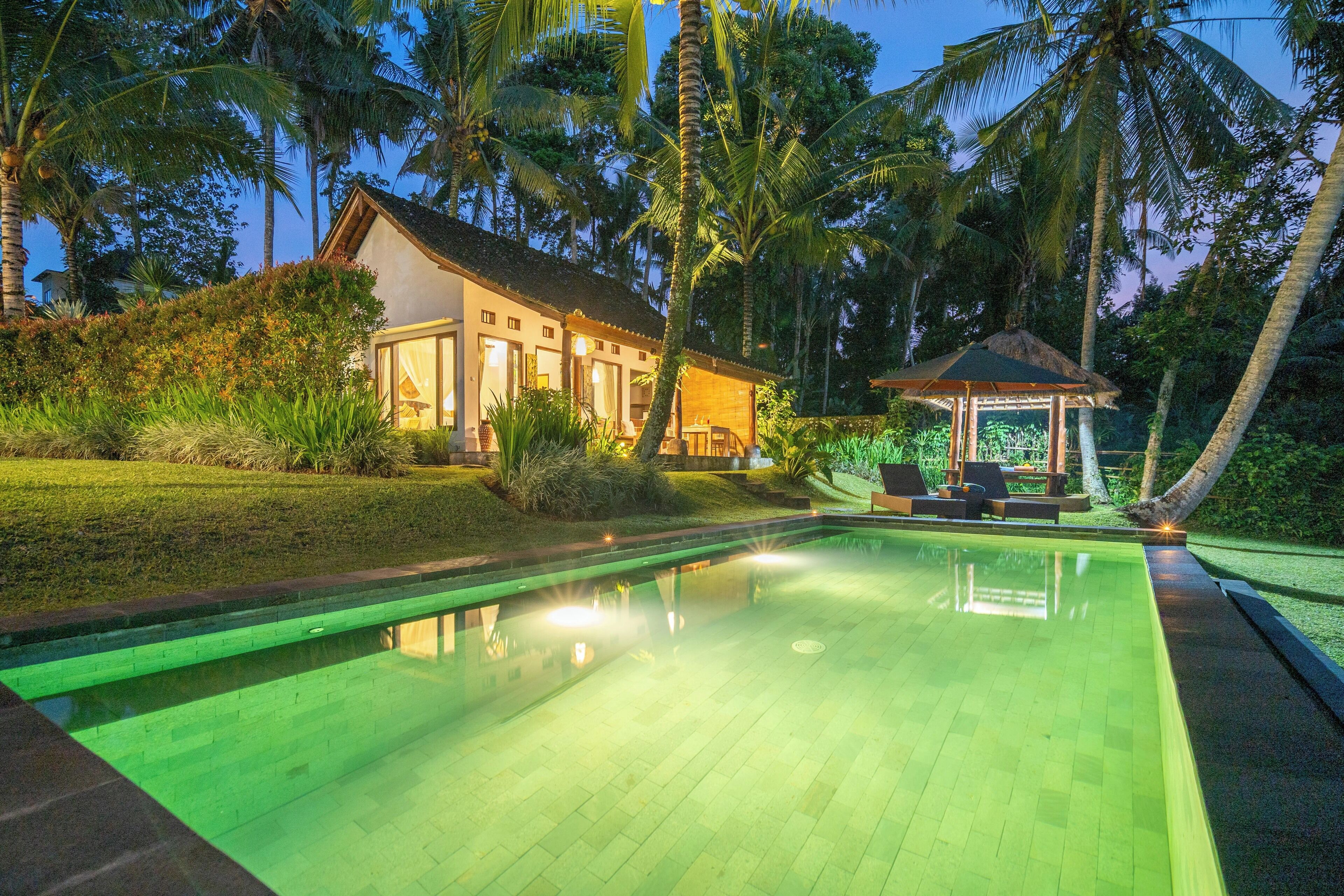 Fachada de la propiedad por la tarde o noche