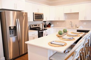 Batterie de cuisine, vaisselle et ustensiles