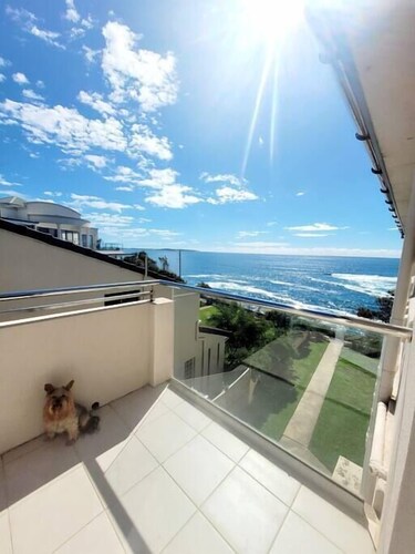 Sunny Apt on  The Esplanade - Aircon
