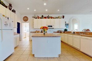 Fridge, microwave, oven, stovetop - Gated community home with private pool, screened lanai, & W/D - near Disney/golf (Davenport)