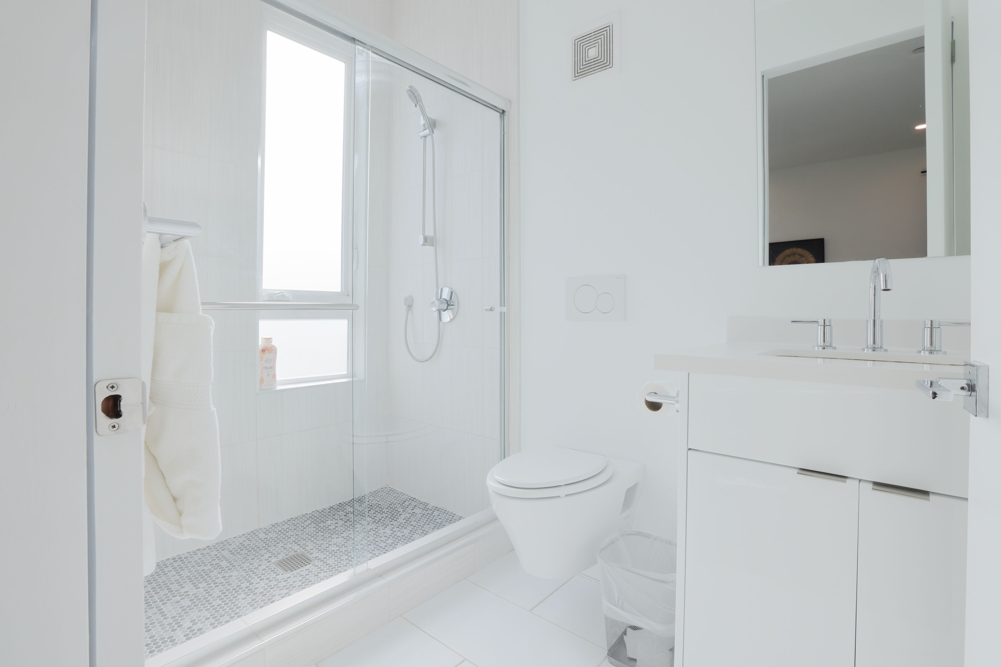 Dusj, hårføner, håndklær og sjampo