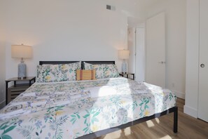 4 habitaciones, escritorio y tabla de planchar con plancha 