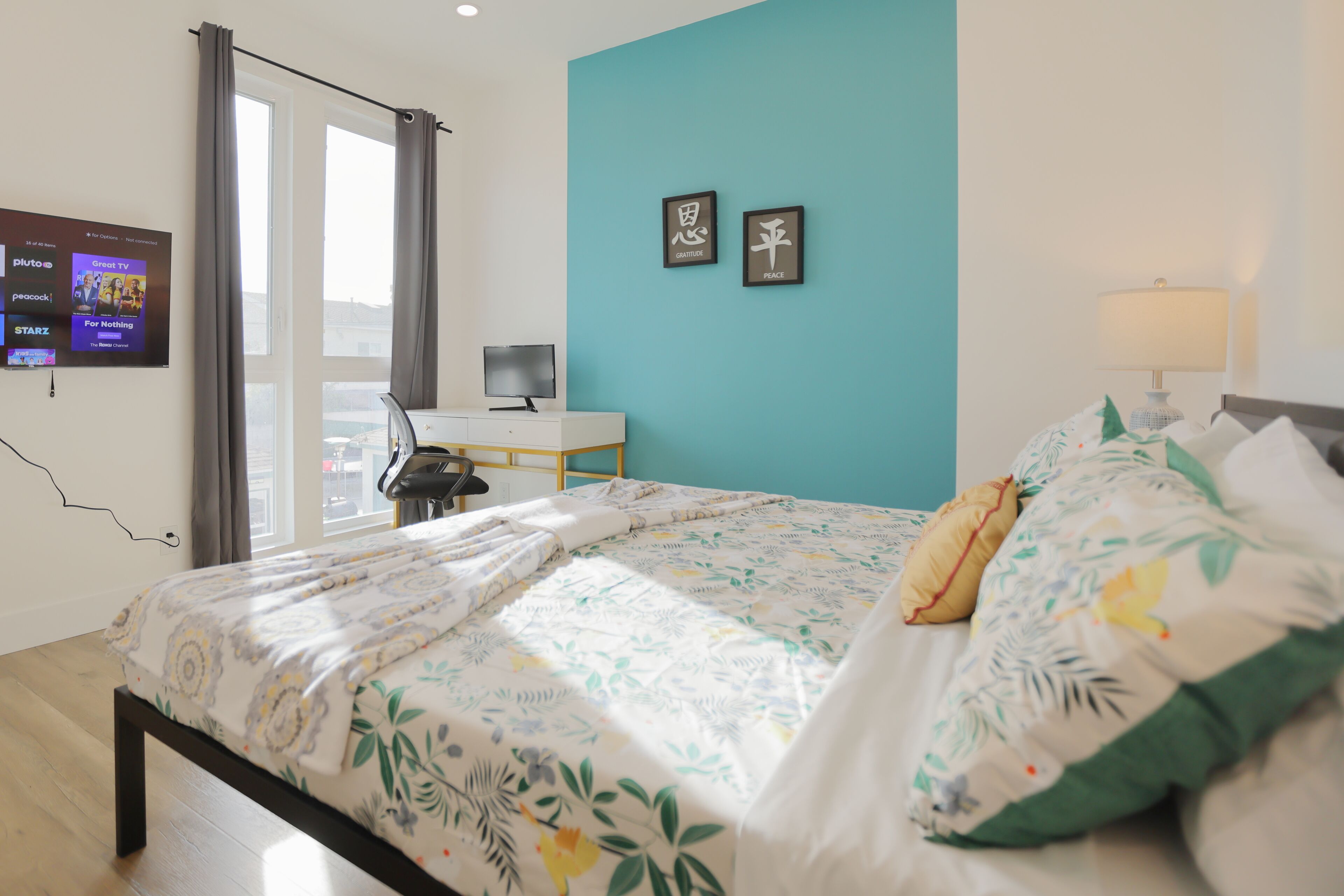 4 室のベッドルーム、デスク、アイロン / アイロン台、旅行用ベビーベッド