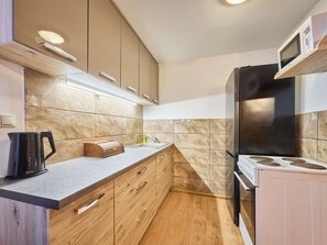 Réfrigérateur, micro-ondes, four