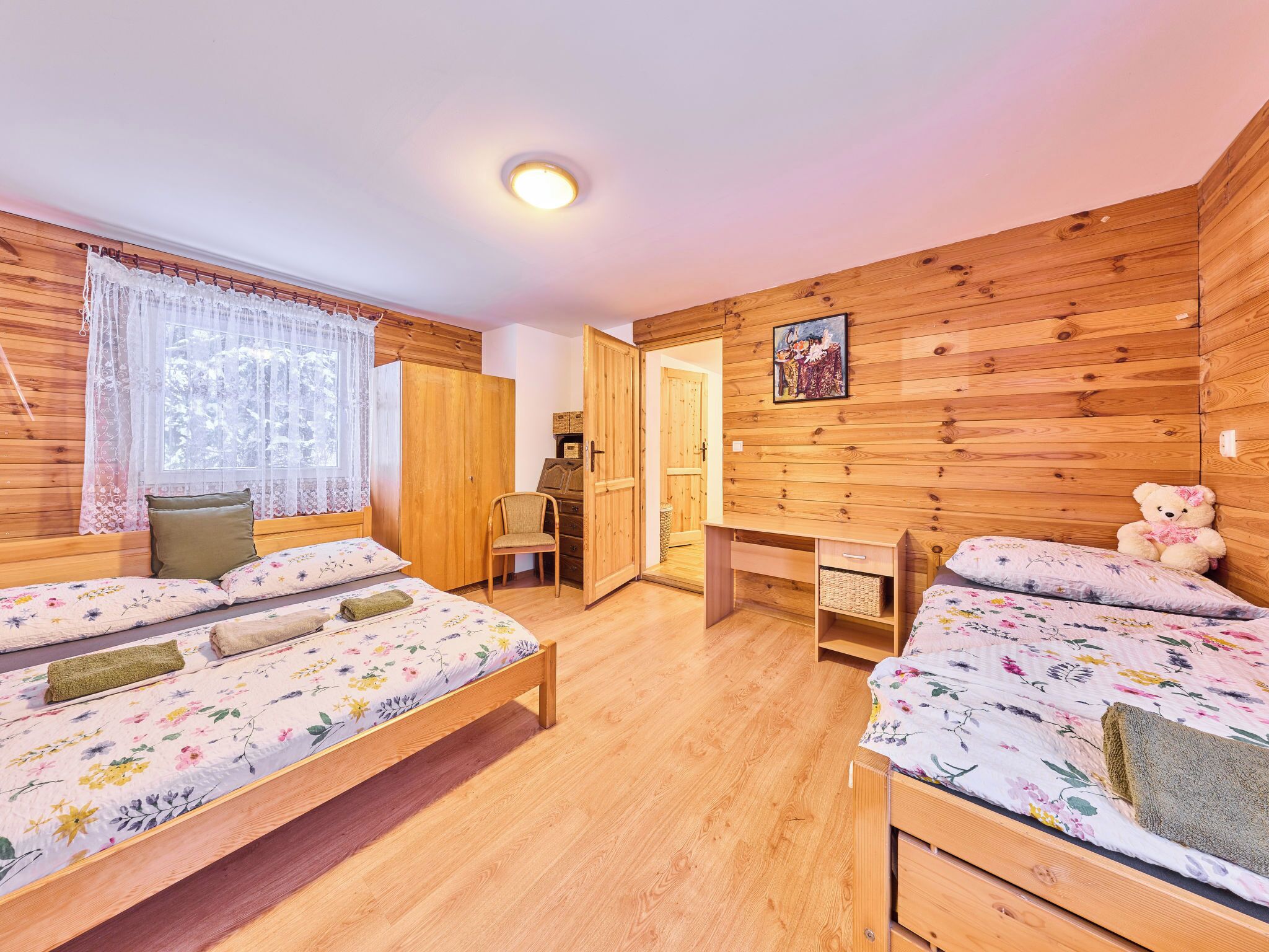 2 slaapkamers, een bureau
