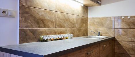 Kjøleskap, mikrobølgeovn, ovn og kjøkkenutstyr