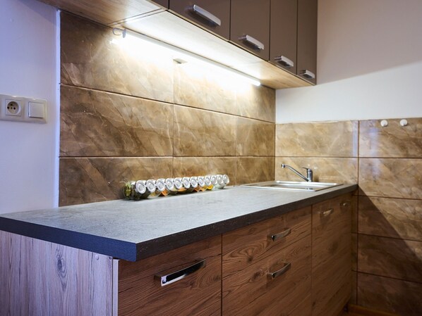 Fridge, microwave, oven, cookware/dishes/utensils