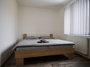 3 bedrooms, desk, internet