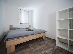3 bedrooms, desk, Internet