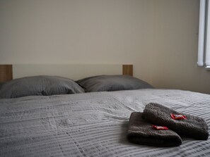 3 bedrooms, desk, internet