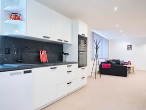 Réfrigérateur, micro-ondes, four, lave-vaisselle