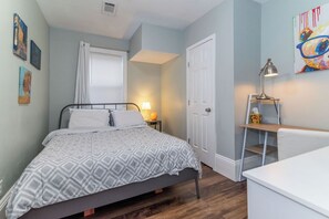 2 slaapkamers, een bureau, een strijkplank/strijkijzer, gratis wifi