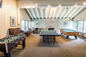 Game room - Walk to Ski & Village, Pool & Spa Near Lodge 586 (Mammoth Lakes)
