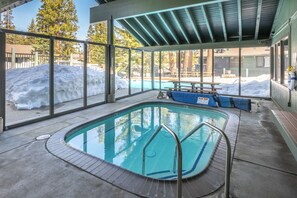 A heated pool - Walk to Ski & Village, Pool & Spa Near Lodge 586 (Mammoth Lakes)