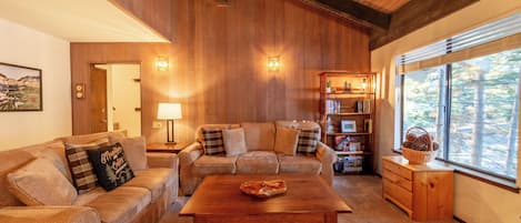 Smart-TV, Kamin, Tischtennisplatte