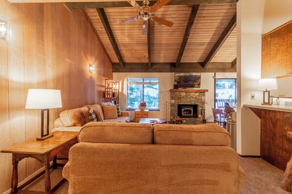 Smart TV, chimenea, futbolito y tenis de mesa 