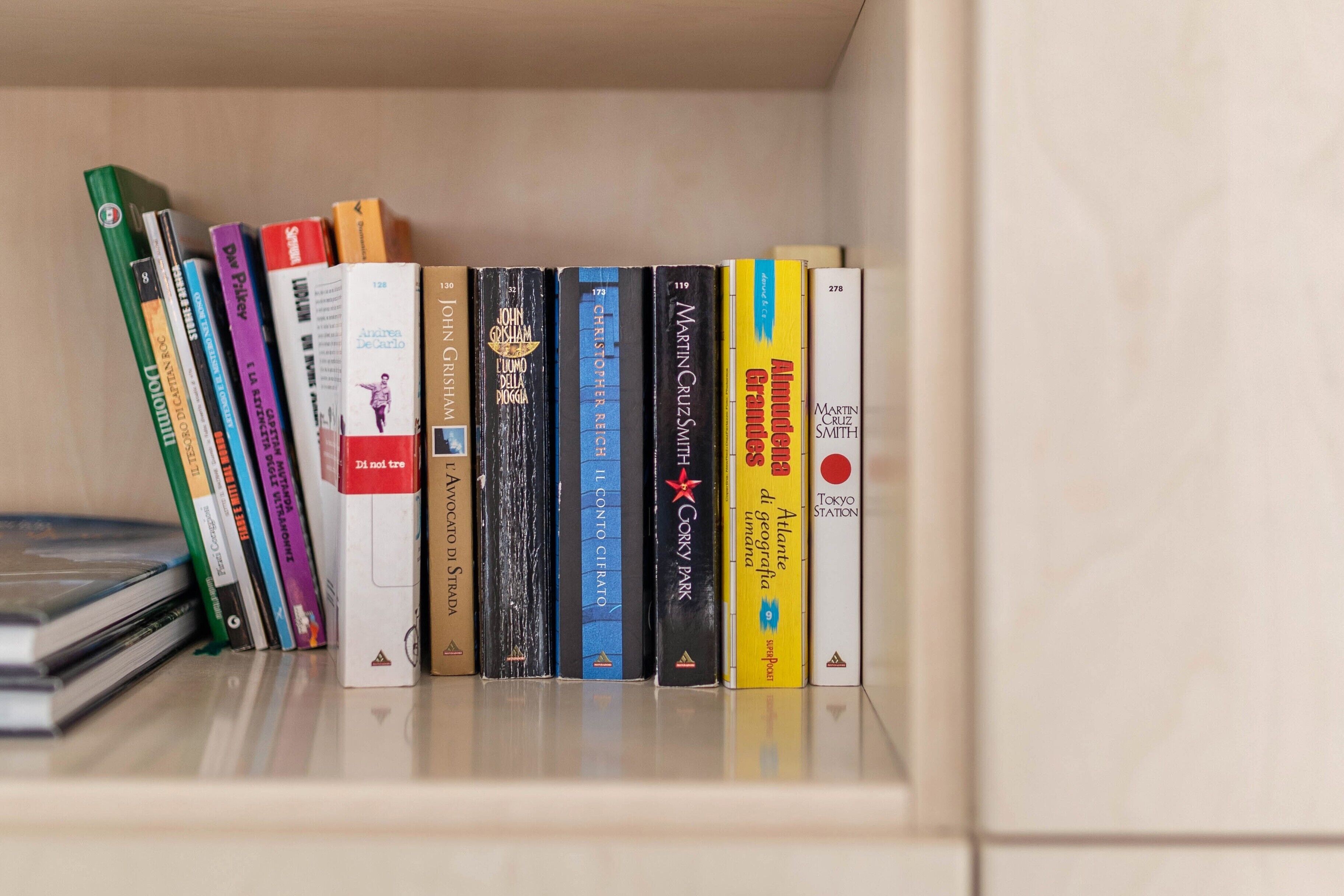 Ein Bücherregal mit Büchern.