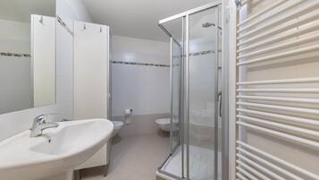 Doccia, asciugacapelli, asciugamani