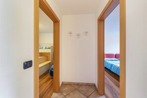 2 quartos, ferros/tábuas de passar roupa, Wi-Fi de cortesia