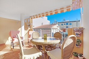 Outdoor dining - Apartment 'Playa De Chilches' with Private Terrace and Balcony (Chilches)