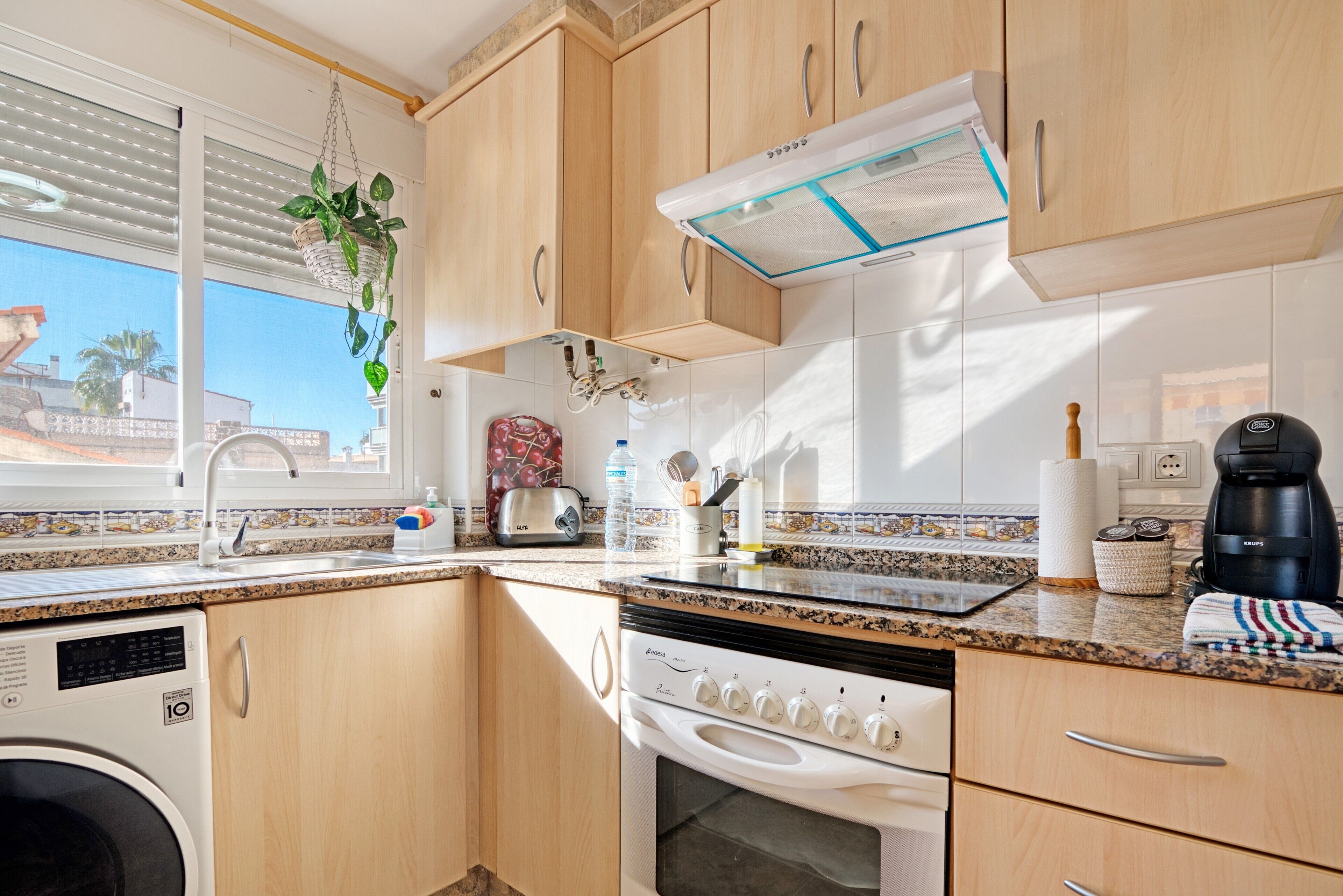 Køleskab, mikrobølgeovn, ovn, kogeplade