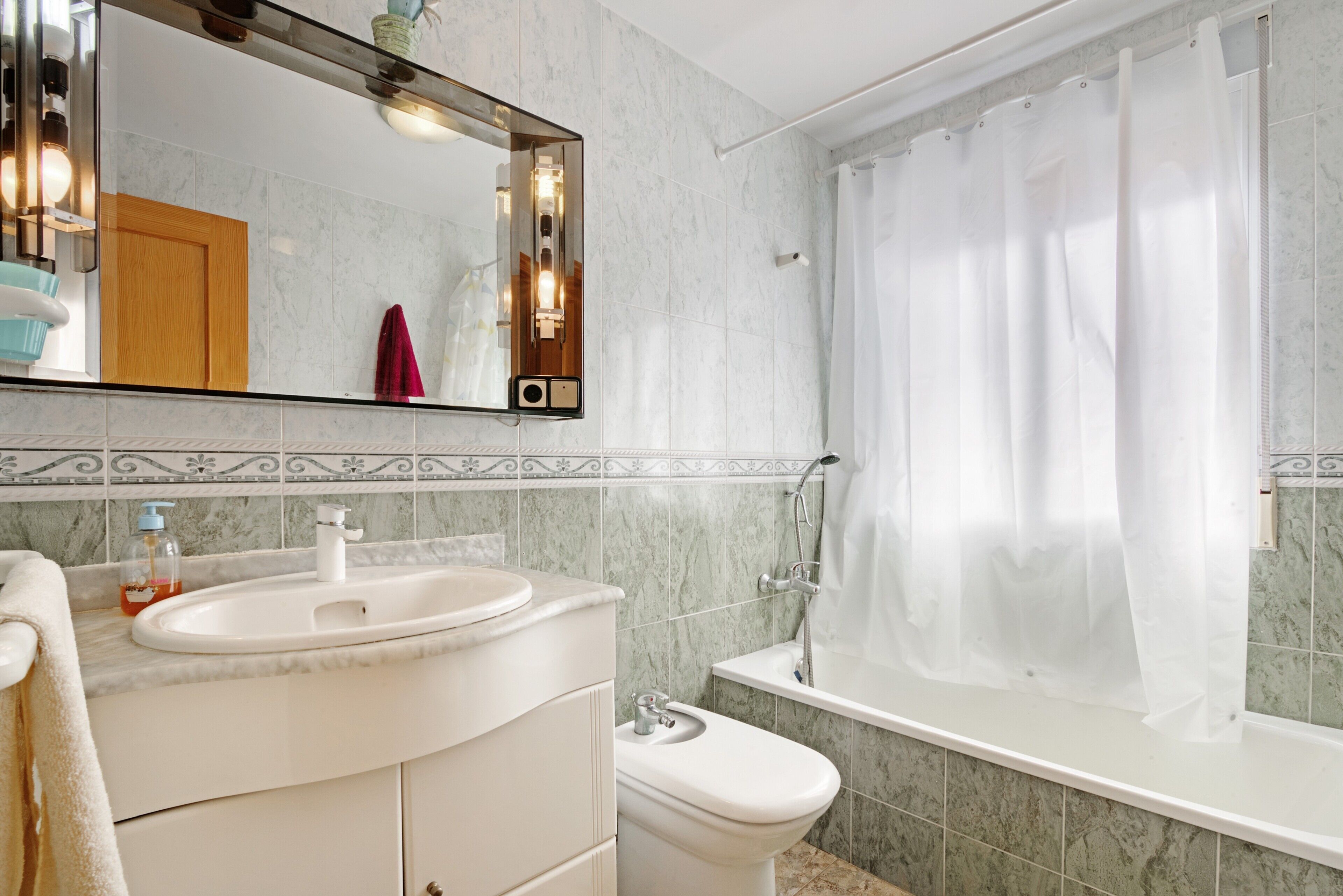 Douche, séchoir à cheveux, serviettes fournies