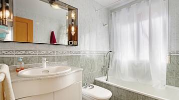 Douche, séchoir à cheveux, serviettes fournies