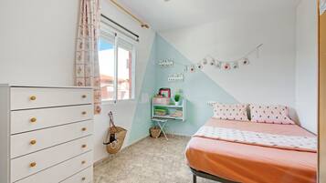 2 slaapkamers, een strijkplank/strijkijzer, gratis wifi, beddengoed